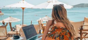 People Who Can Travel Around The World And Work Remotely